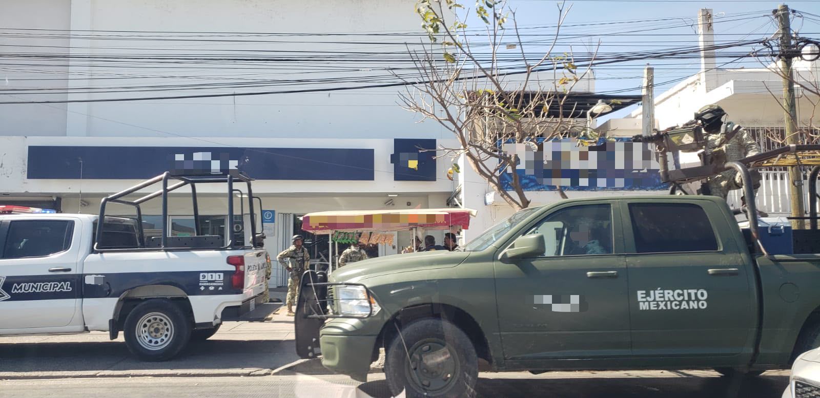 Policía Municipal y Ejército Mexicano afuera de un banco en donde ocurrió uno de los asaltos.