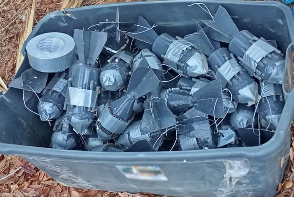 Explsivos improvisados en una caja de plástico