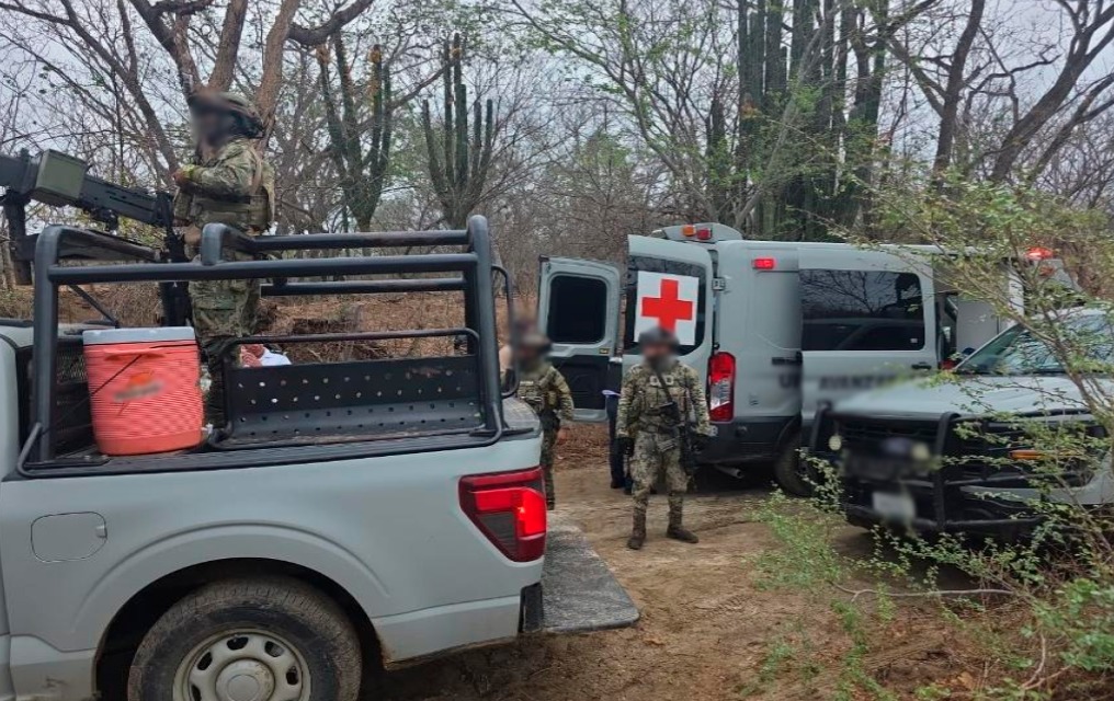 Ambulancia junto a camionetas del ejército mexicano