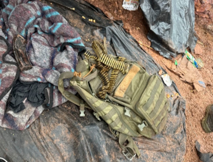 Chaleco y armas en el piso