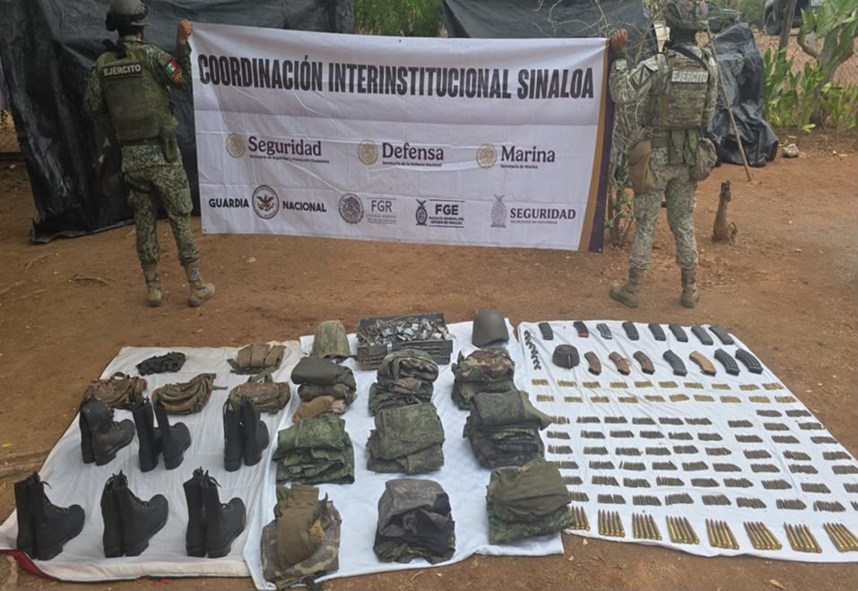 Dos elementos del ejército con una lona y cartuchos
