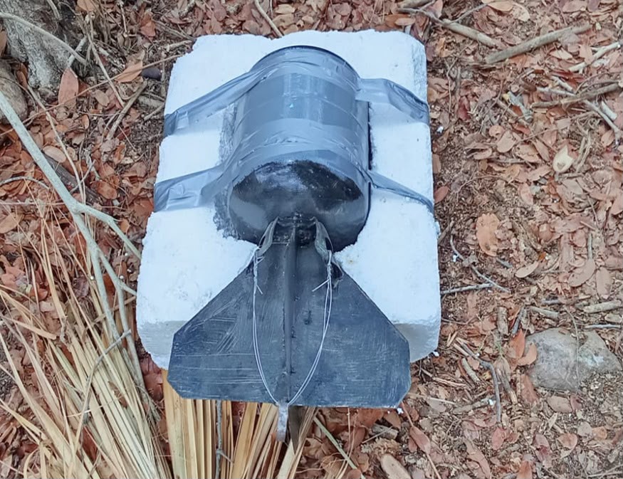 Explosivo en una caja de unicel blanca