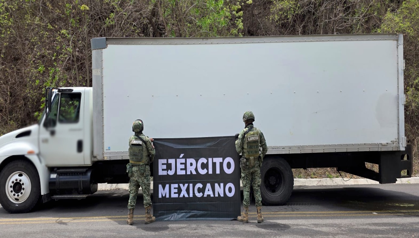 Militares del Ejército Mexicano junto al camión de carga con caja refrigerada que fue asegurado.