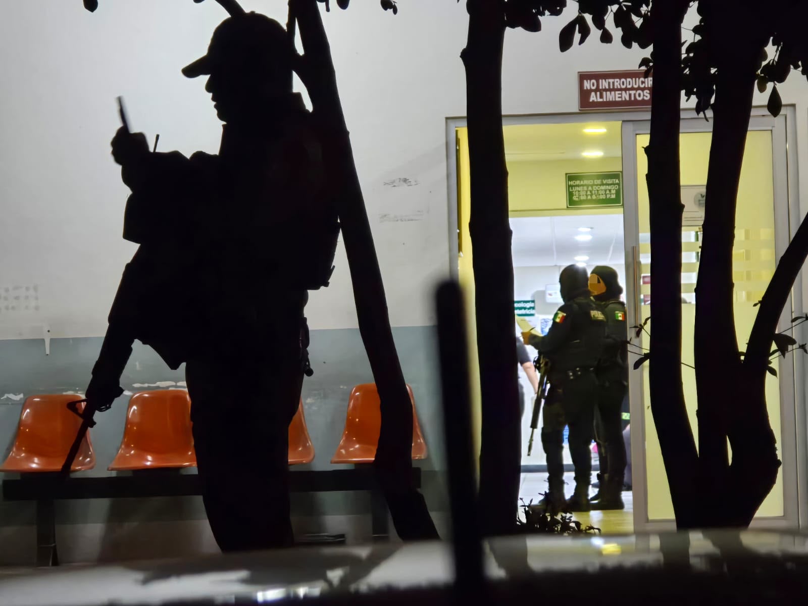 Autoridades resguardando el hospital en donde ocurrió el asesinato.