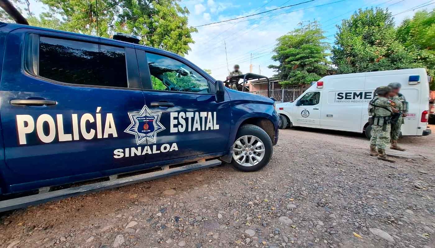 Elementos del Ejército Mexicano junto a unidades de la Policía Estatal y el Semefo en Sinaloa