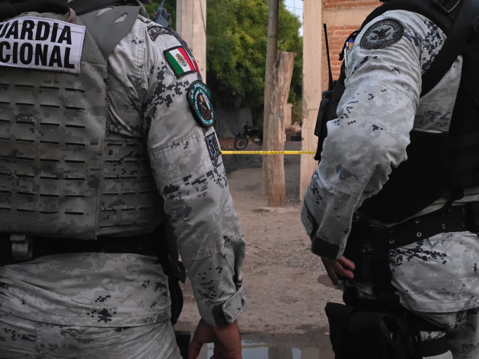 Elementos de la Guardia Nacional resguardando la zona acordonada en donde ocurrió el asesinato.