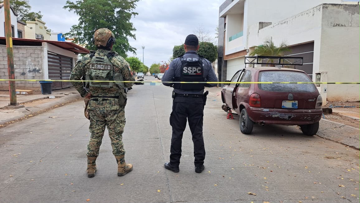 Ejército Mexicano y SSPC en la zona delimitada en donde ocurrió el asesinato de uno de los hombres.