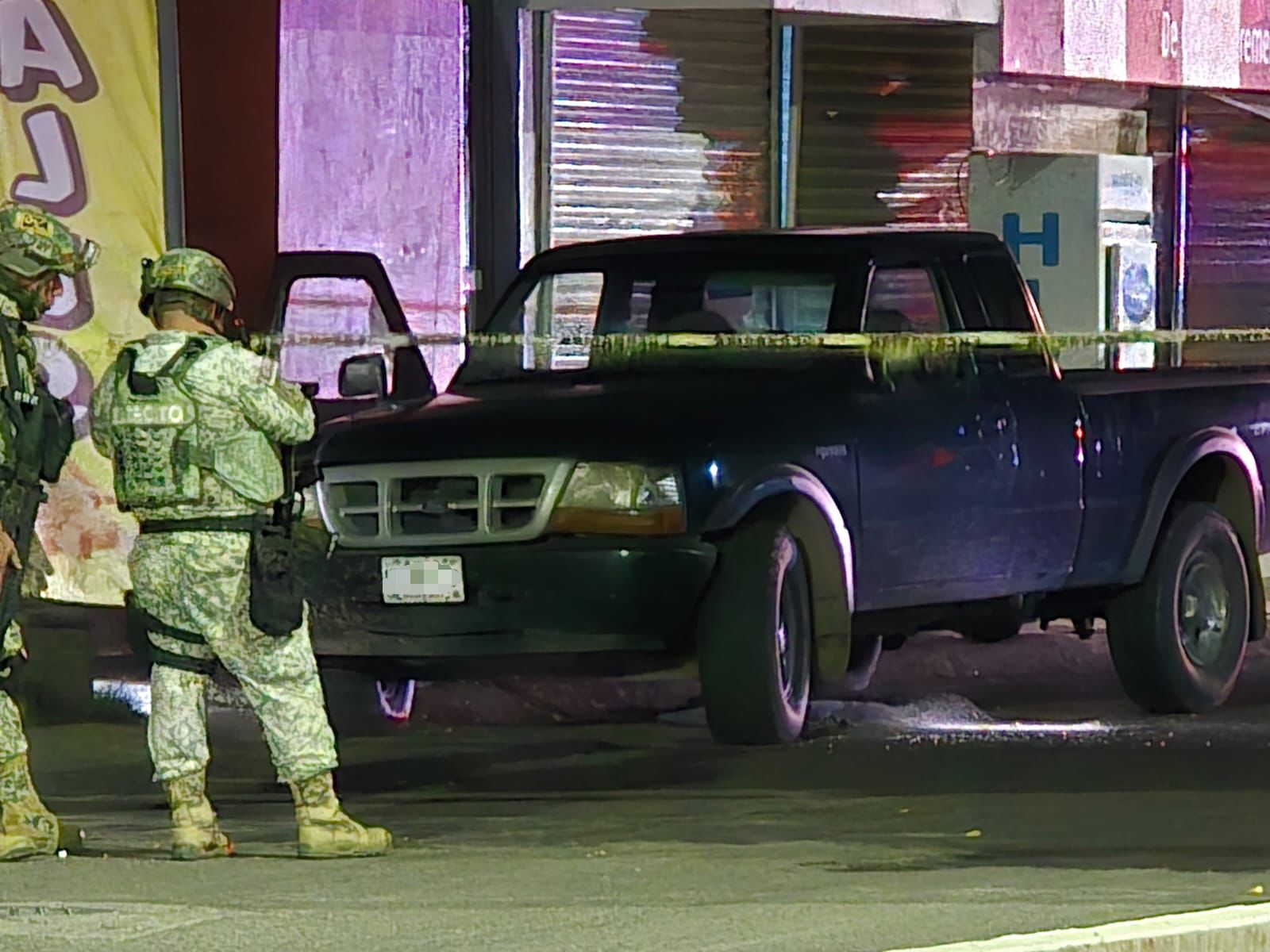 Militares resguardando la zona acordonada en donde perdió la vida el hombre atacado a balazos.