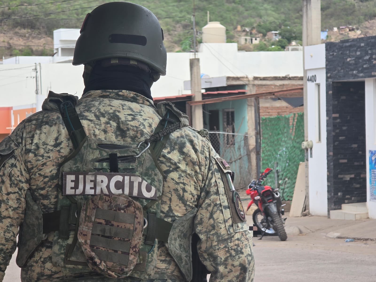 Elemento del Ejército Mexicano resguardando la escena del crimen.