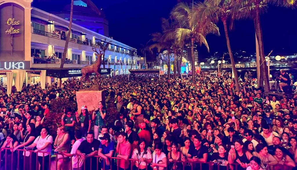 Asistentes a evento en Mazazlán 