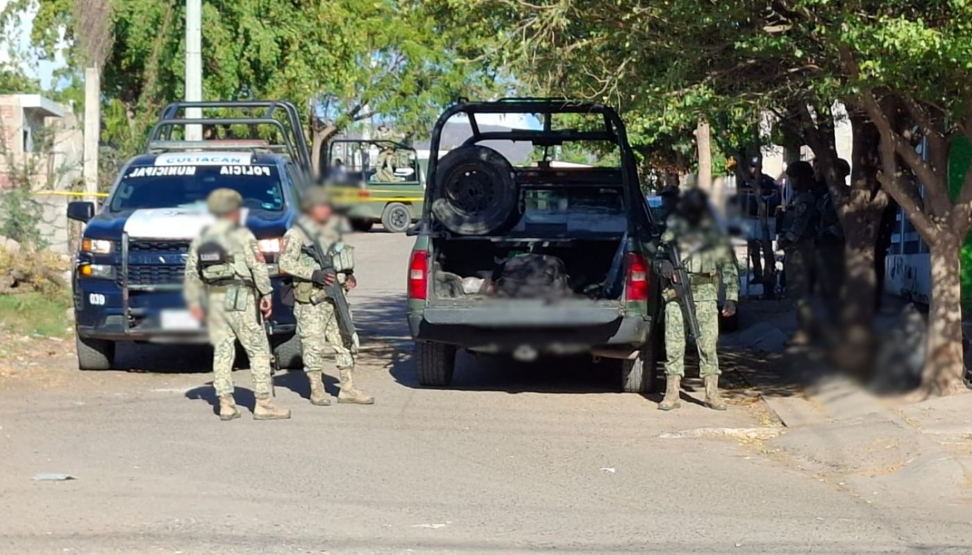 Elementos del ejército mexicano junto a dos camionetas