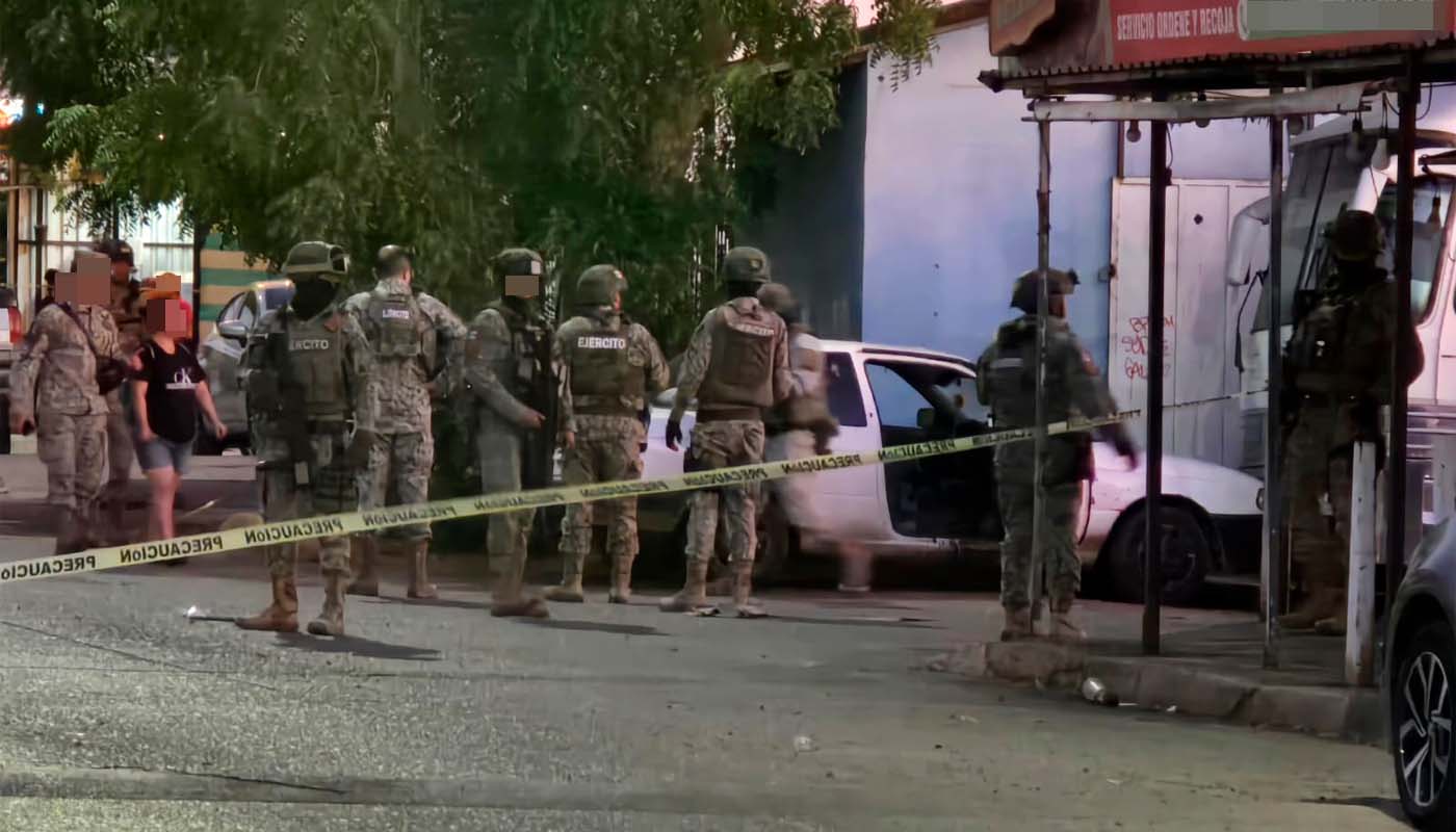 Militares resguardan vehículo tras ataque armado en Culiacán