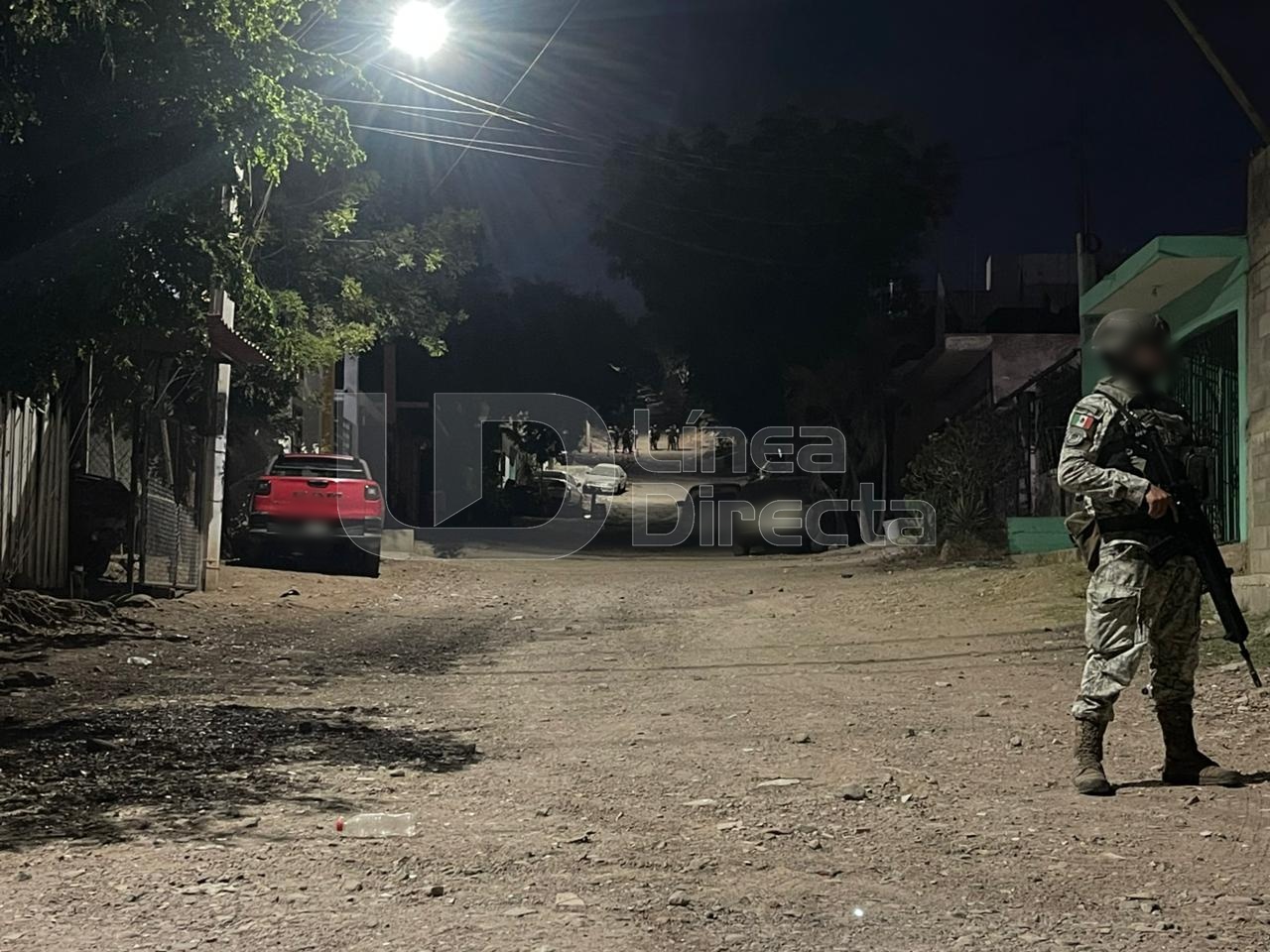 Personal militar resguardando el lugar en donde ocurrió el atentado a balazos.
