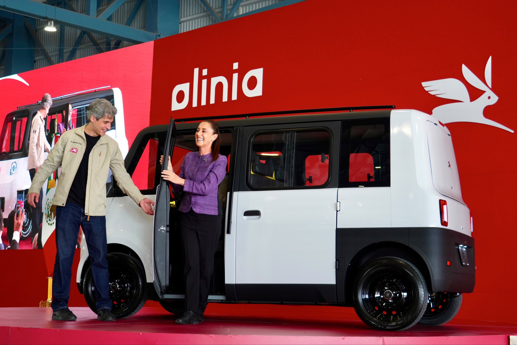 ¡Entre aplausos y al volante! Sheinbaum presenta el vehículo eléctrico Olinia desde evento en Edomex