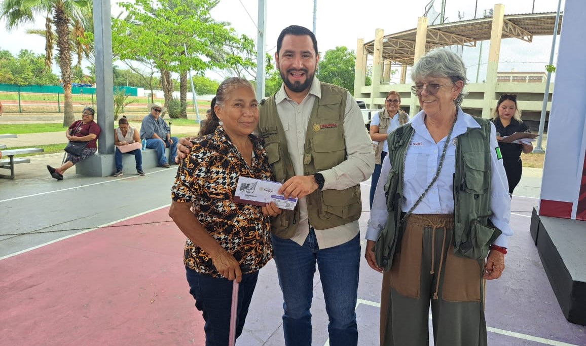 Ulises Piña, delegado de Bienestar en Sinaloa, junto a dos personas entregando apoyo económico