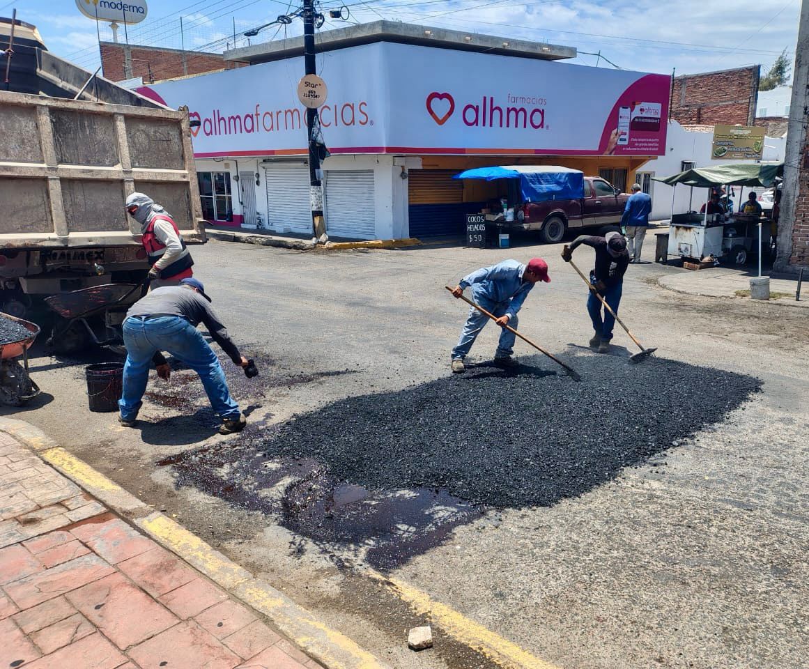 Personal de Obras Públicas trabajando en el bacheo de una calle en Mazatlán.