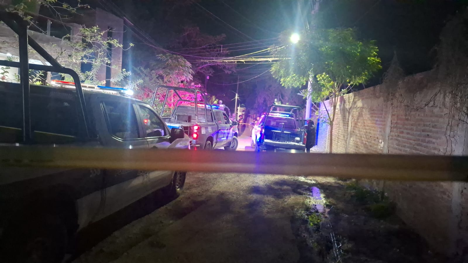 Patrullas con sirenas encendidas y una cita amarilla de precaución
