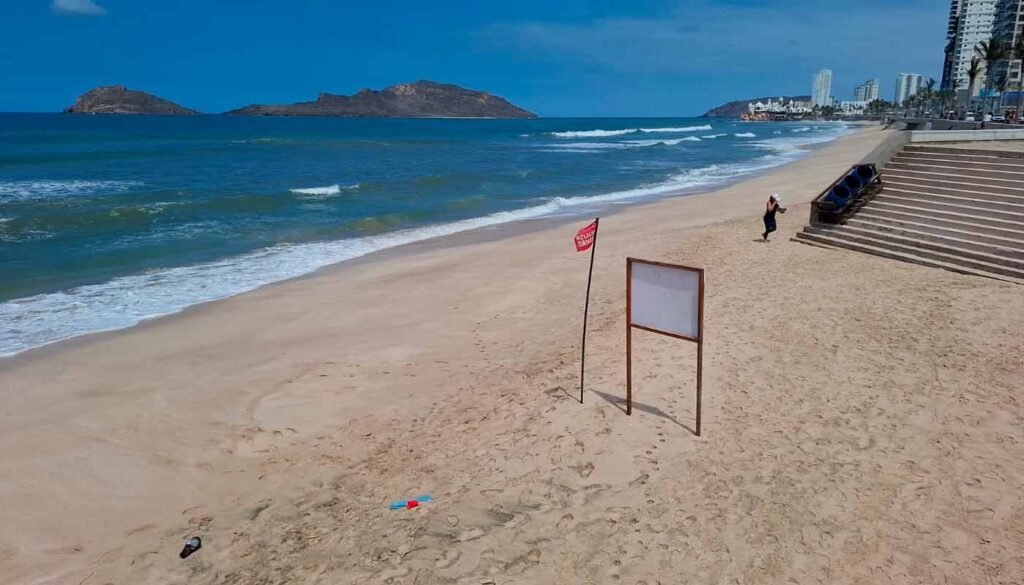 Bandera roja en playa de Mazatlán