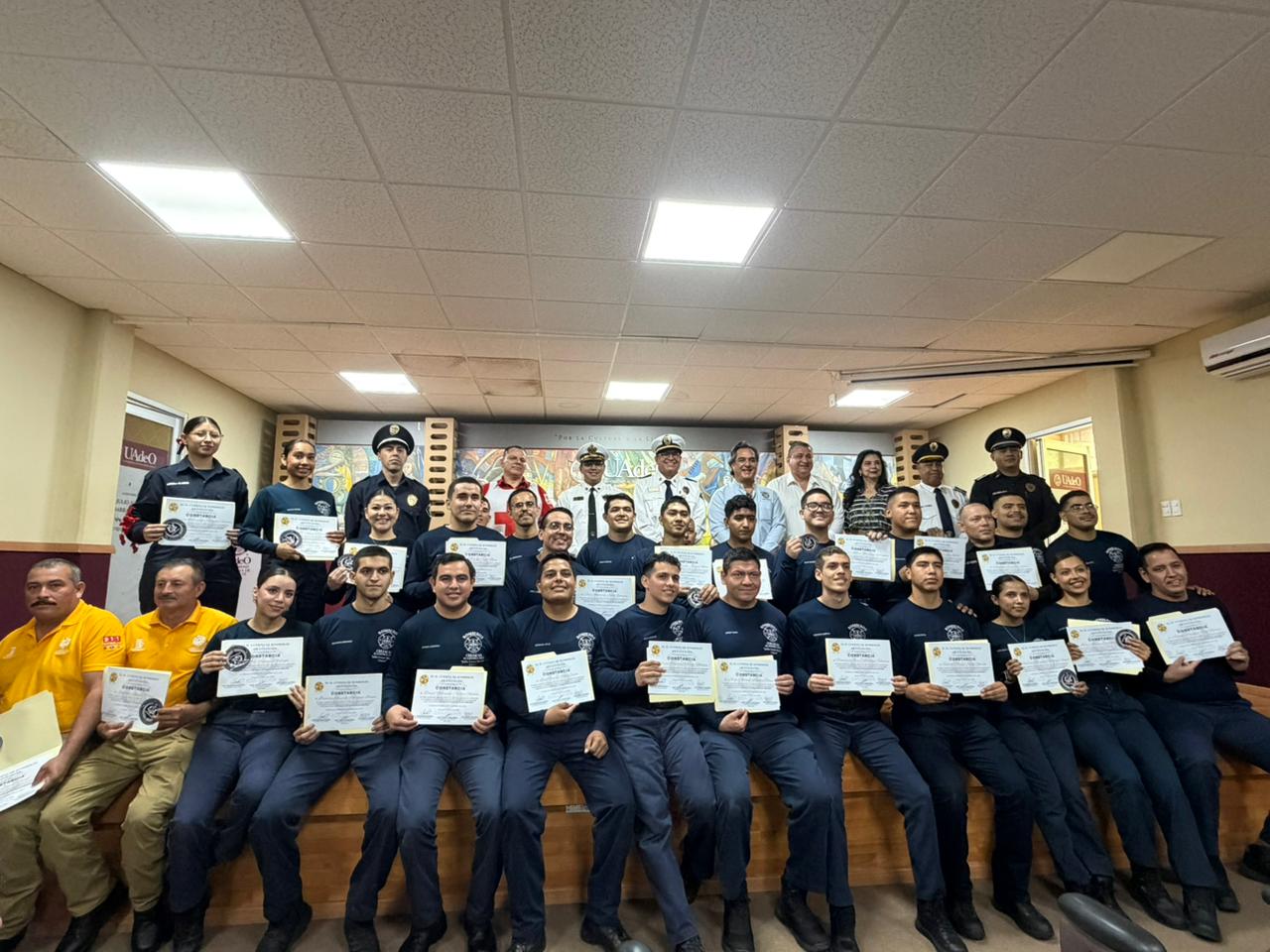 Graduación de 30 jóvenes y adultos de la Academia de Bomberos.