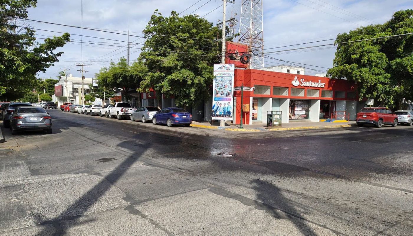 calle con un líquido derramado