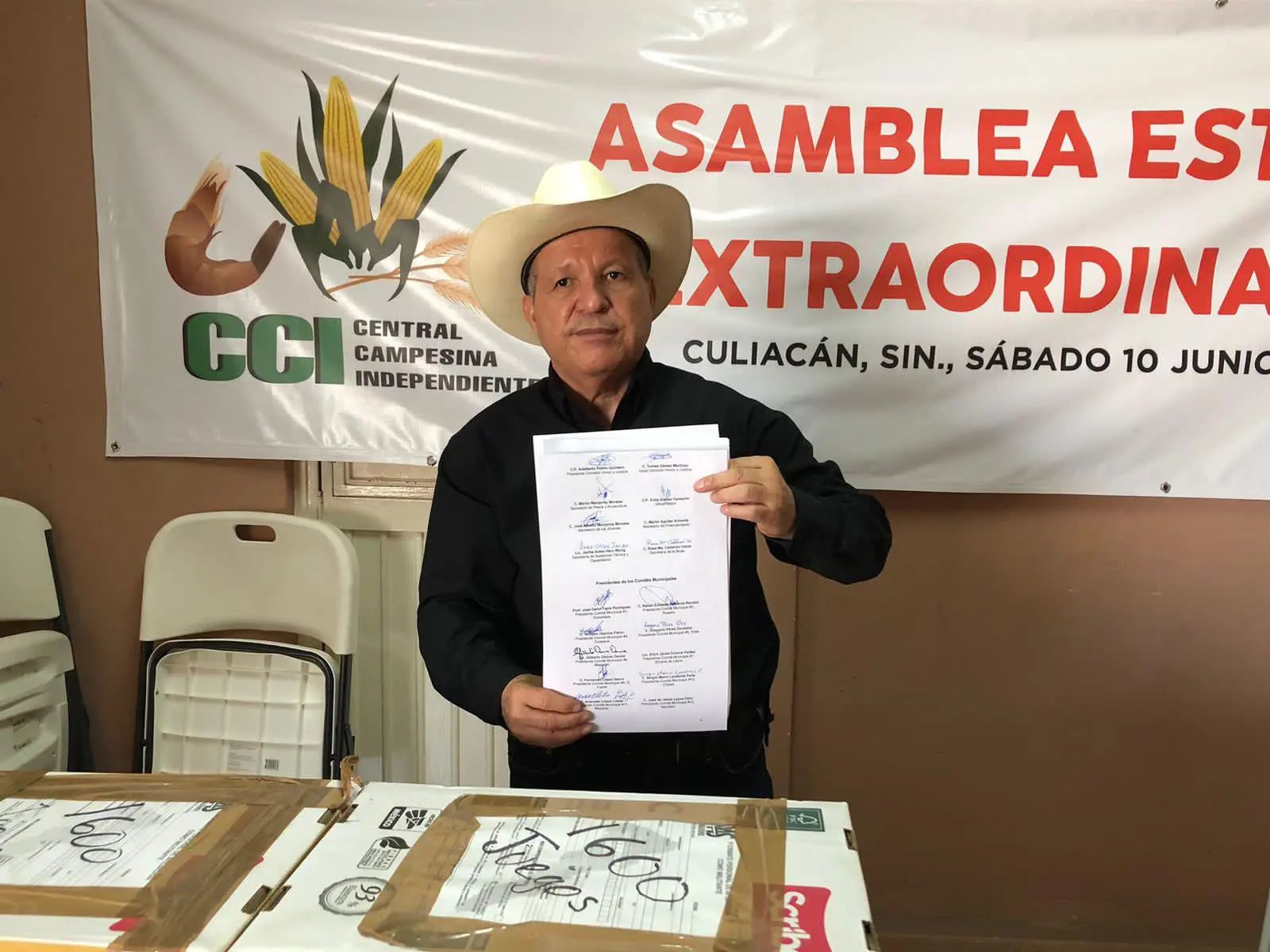 Señor con sombrero sosteniendo hoja de papel