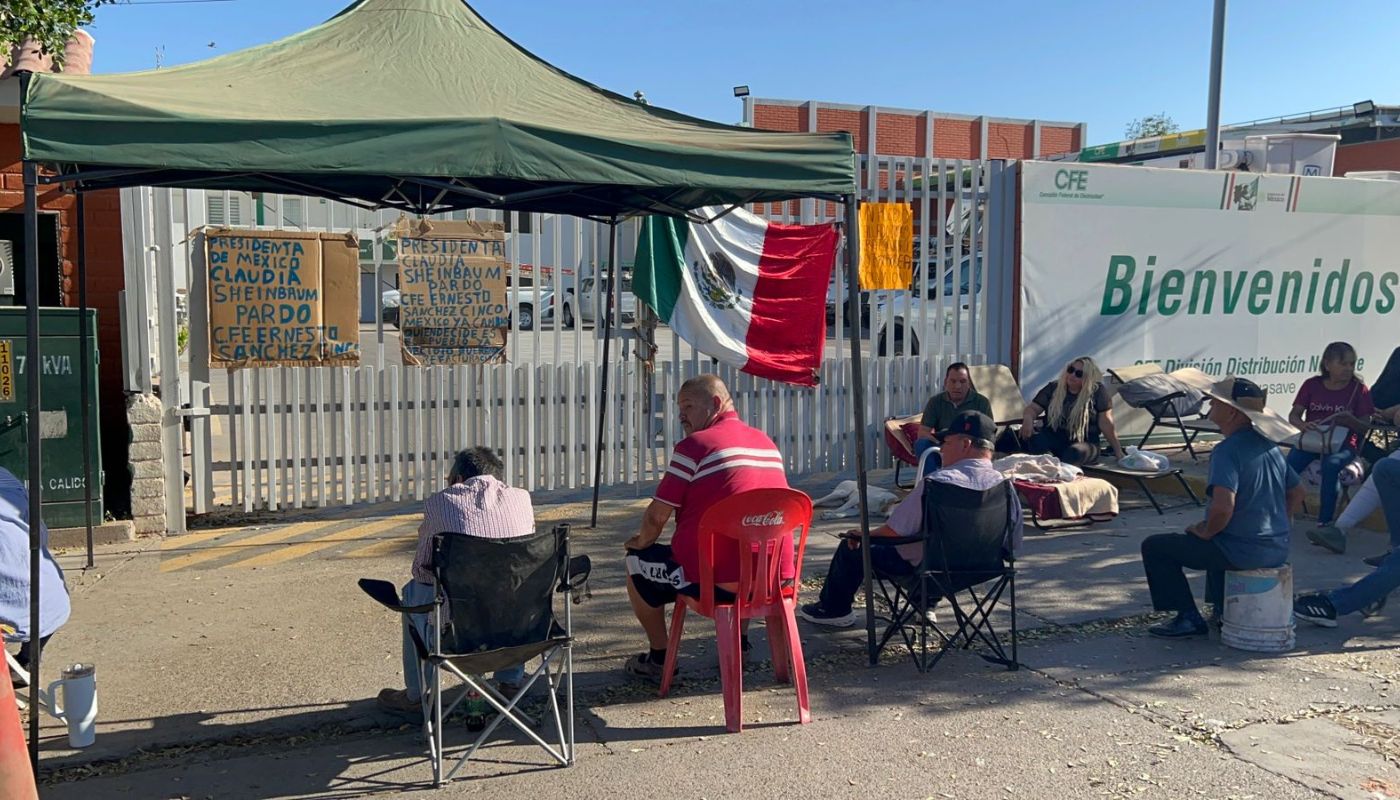 Personas afuera de las instalaciones de CFE en Guasave realizando un plantón