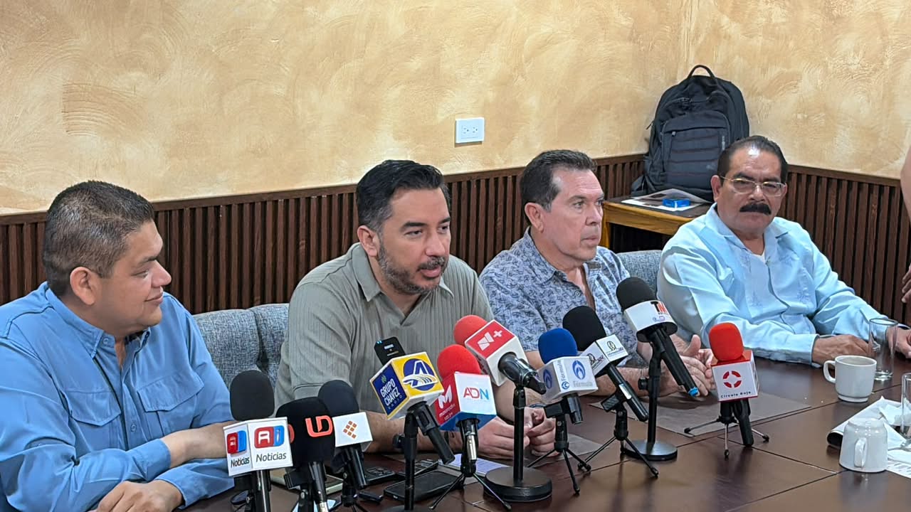 Autoridades de CORE33 en conferencia de prensa
