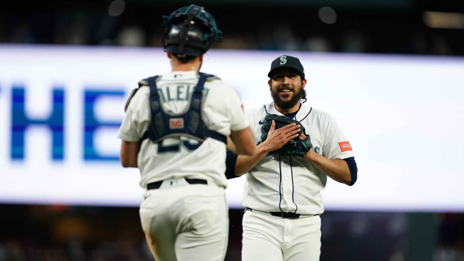 El cátcher Cal Raleigh y el cerrador mexicano Andrés Muñoz, en un estadio durante un juego de beisbol