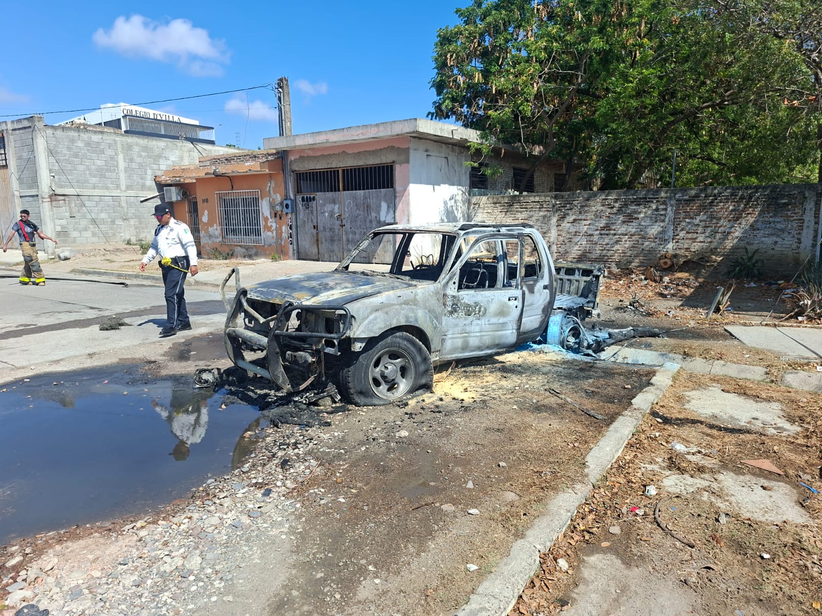 Camioneta consumida por el fuego en la colonia Francisco Villa.