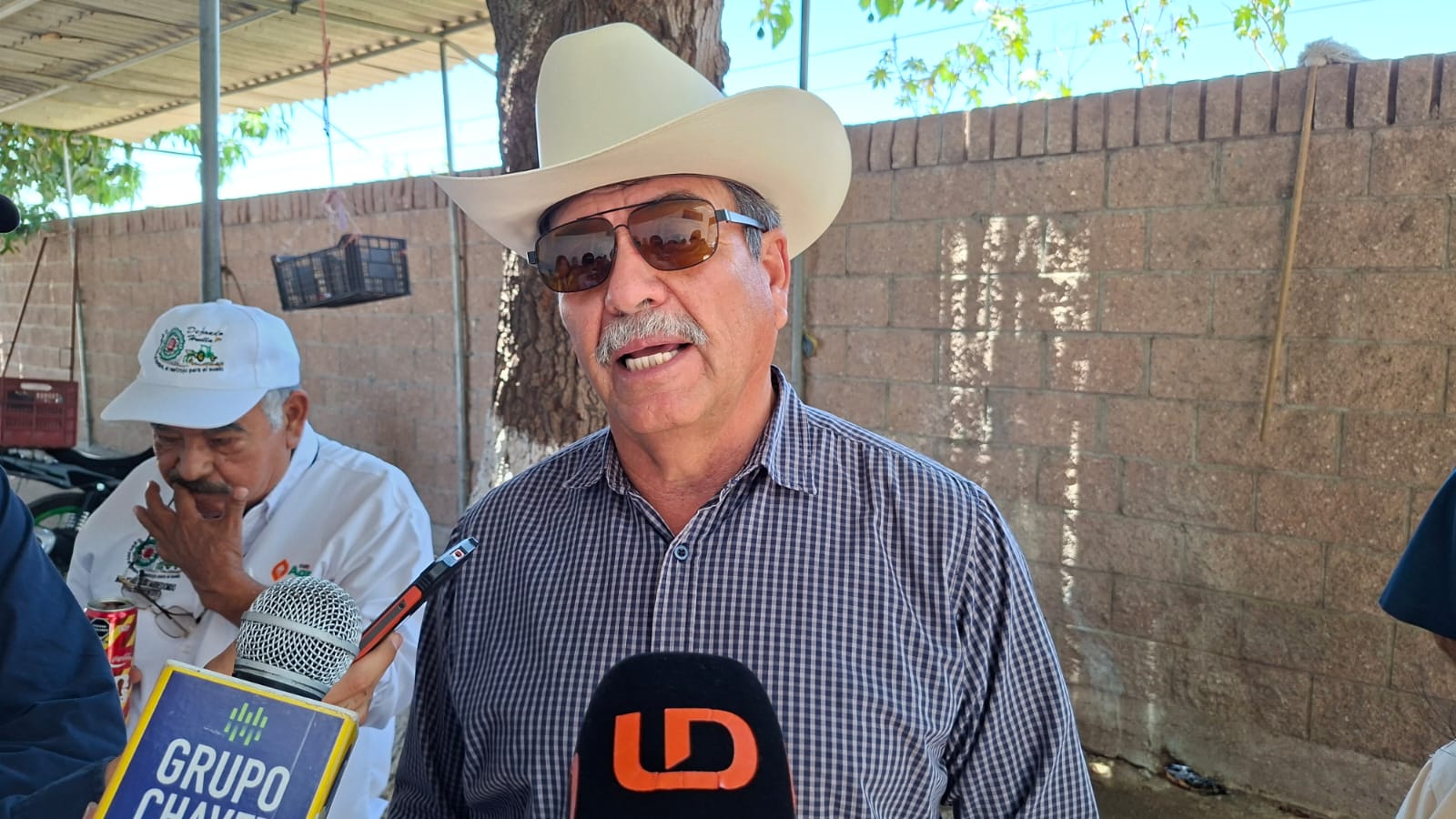Líder campesino con sombreso y micrófono de Línea Directa