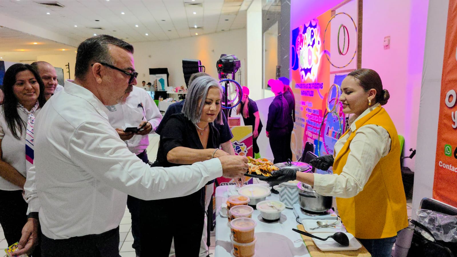 Personas en un stand de comida