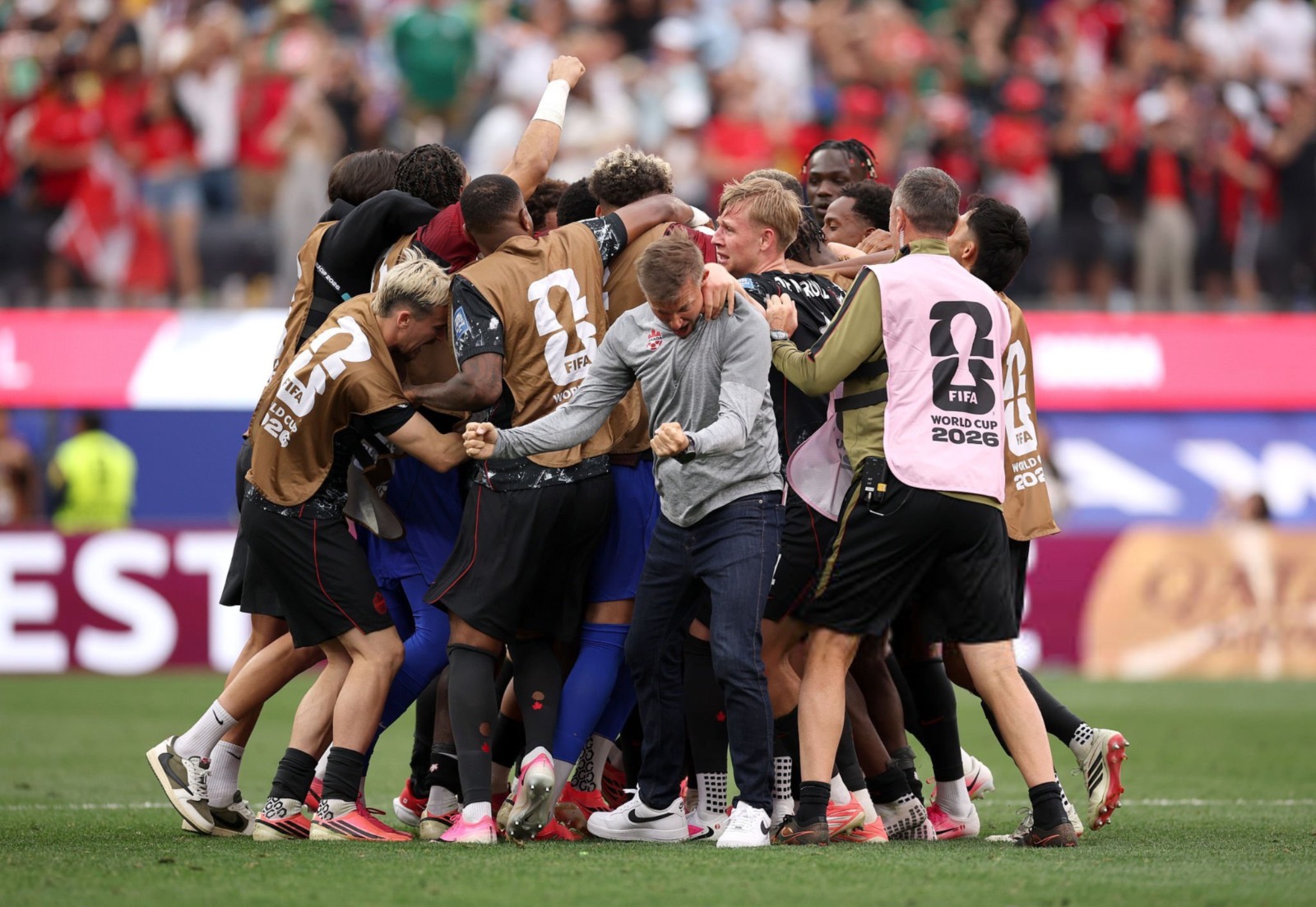 Selección de Canadá en un estadio durante un juego de futbol