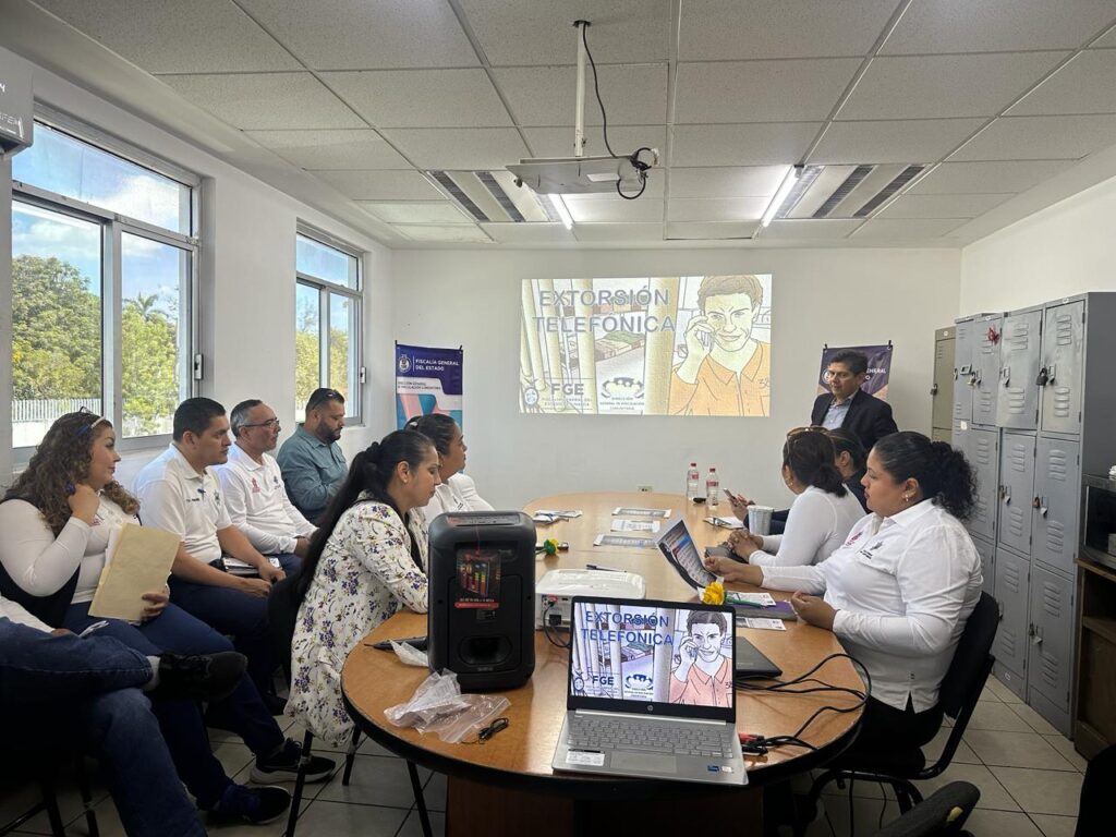 Computadoras con proyecciones y personas sentadas