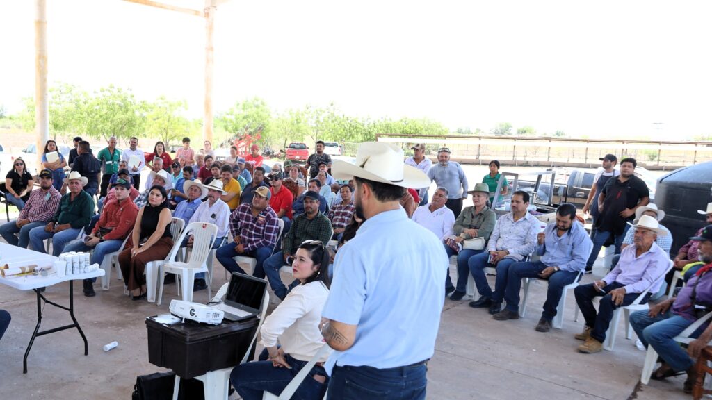Personas sentadas con camisa y sombrero