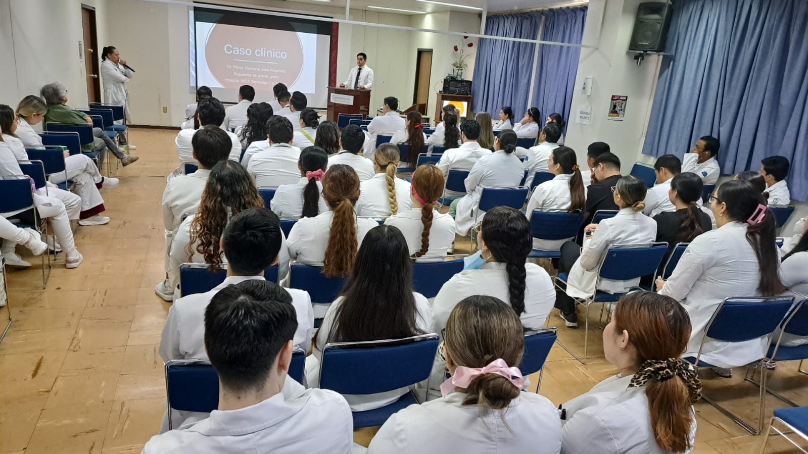 Médicos y especialistas sentados en una conferencia