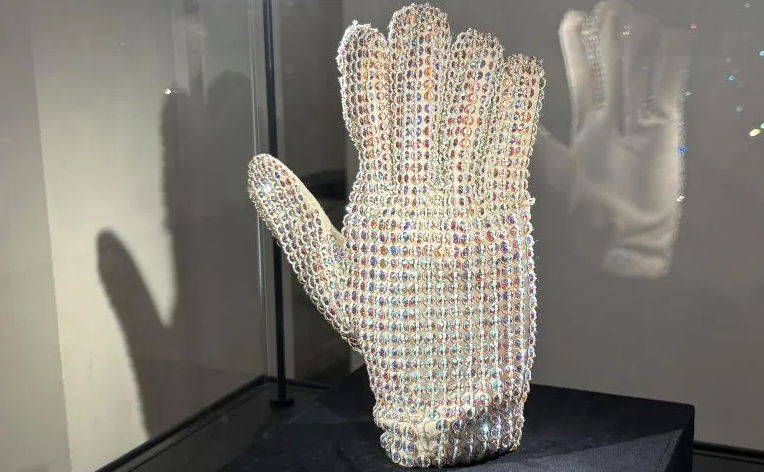 El legado de Michael Jackson sigue cotizando alto: venden guante por 113 mil euros