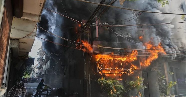 Incendio en hotel de Nueva Delhi deja 21 fallecidos y decenas de heridos