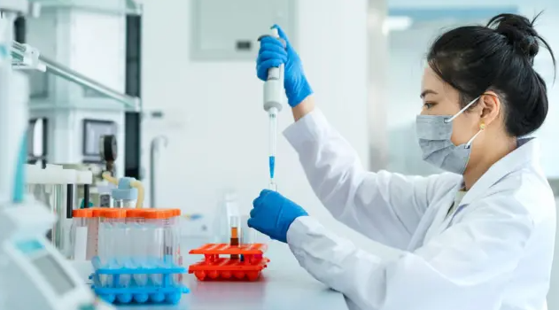 Avanza vacuna experimental diseñada por IA para combatir futuros coronavirus