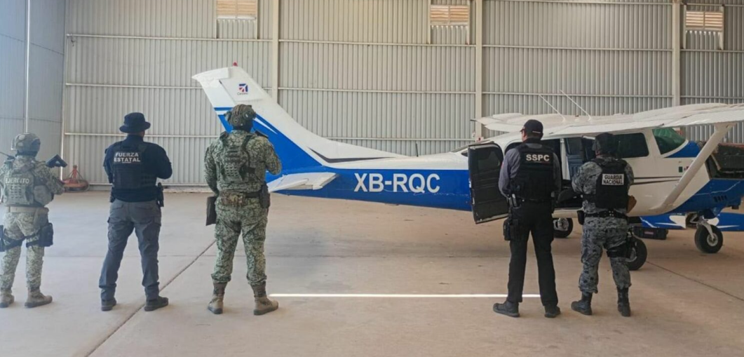 Aseguran avioneta con droga y armamento en Mexicali