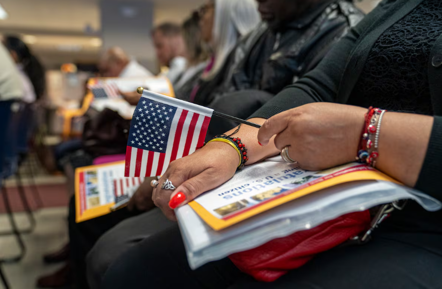 Gobierno de Trump analiza retirar ciudadanía a naturalizados por presunto fraude migratorio