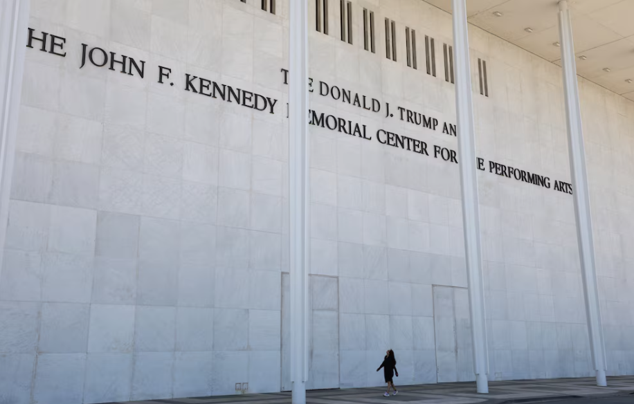 Orden judicial obliga a retirar el nombre de Trump del Centro Kennedy