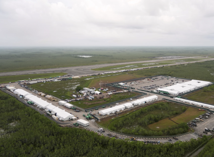 Temporada de huracanes obliga a reubicar migrantes de centro de detención en Florida