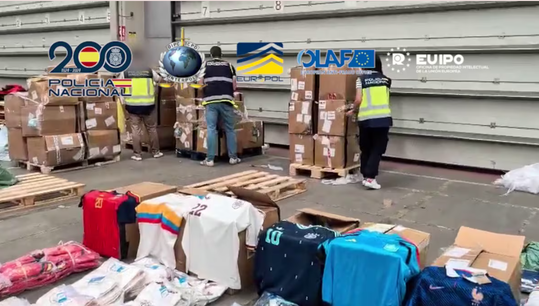 Decomisan más de 66 mil camisetas falsas del Mundial 2026; hay 95 detenidos en España