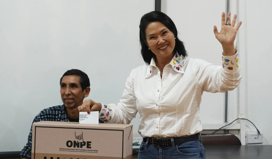 Fujimori gana terreno en el cierre del conteo presidencial de Perú