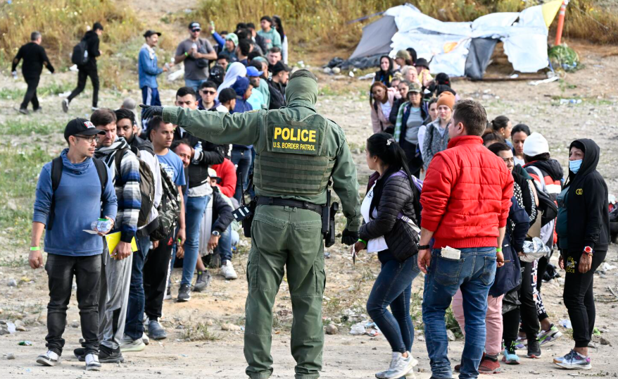 EU reactiva medida que limita solicitudes de asilo en la frontera con México