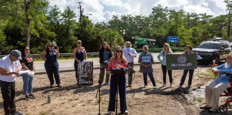 Activistas piden reparación ambiental y respuestas por daños de “Alligator Alcatraz” en Florida