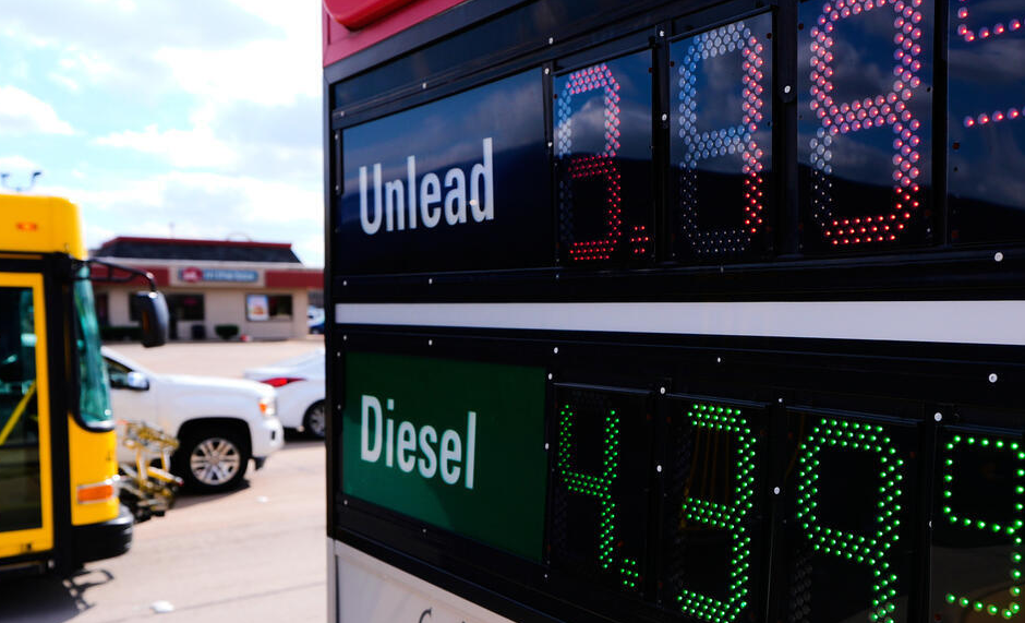 Donald Trump pide reducir el precio de la gasolina en Estados Unidos