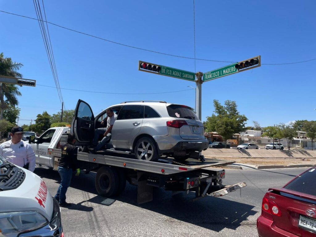 Camioneta arriba de una grúa