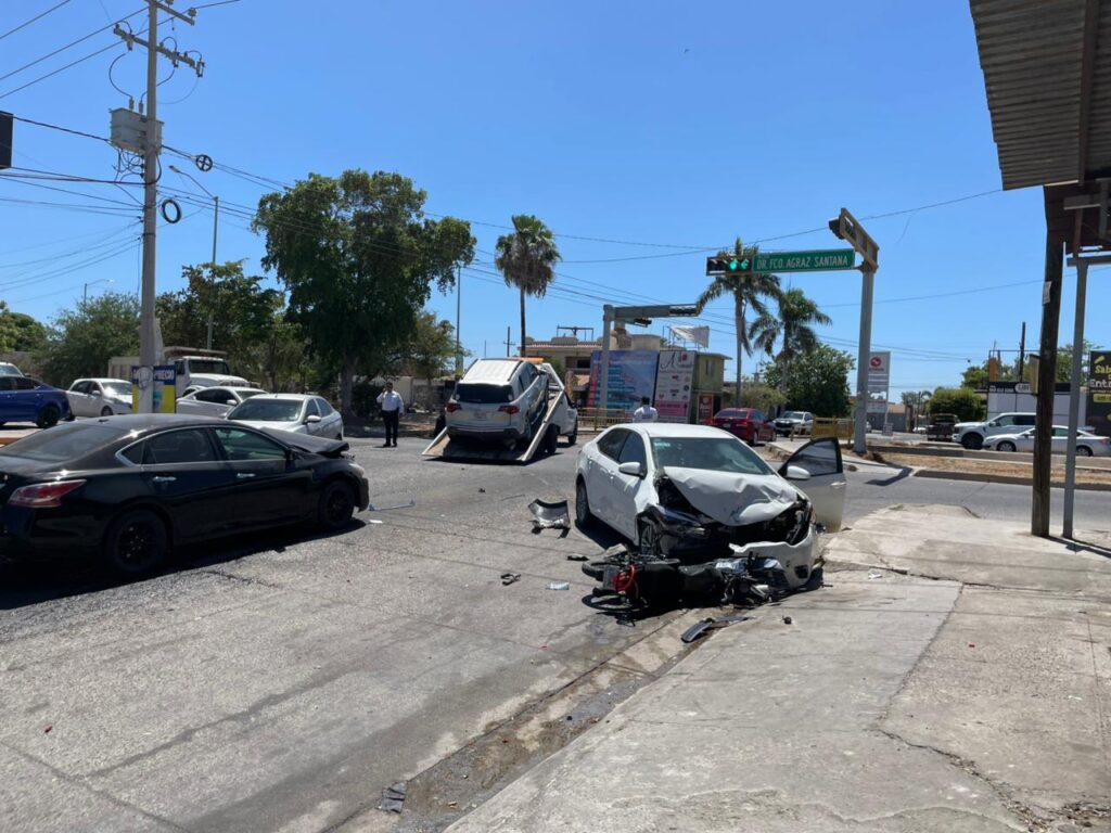 Carro chocado en el cruce de semáforos y calles