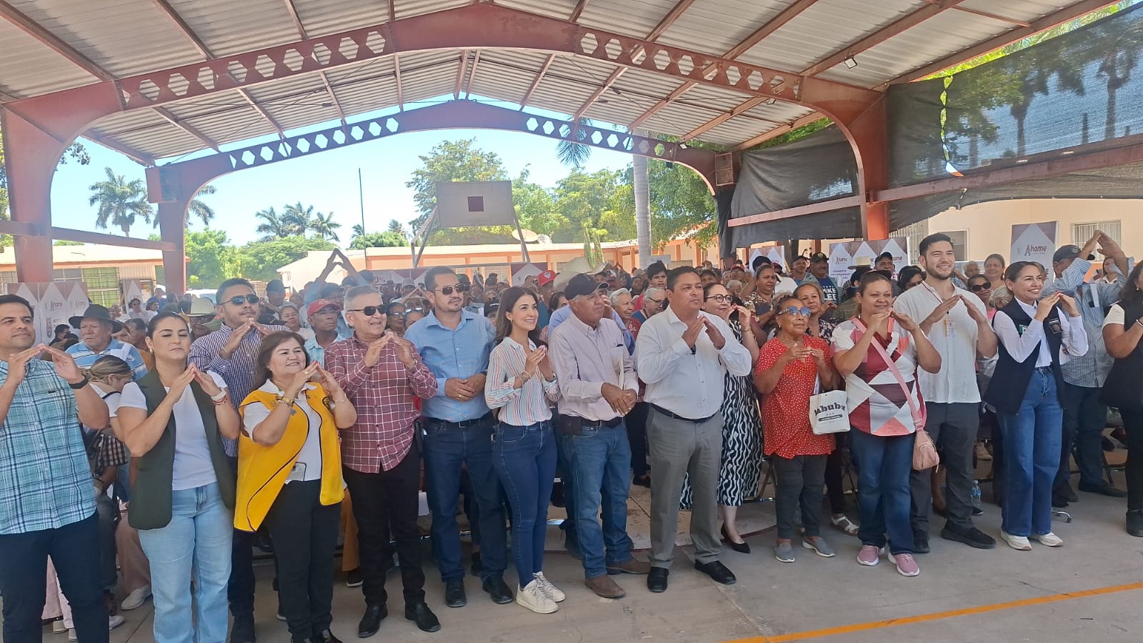 Autoridades debajo de una techumbre en ejido de Ahome